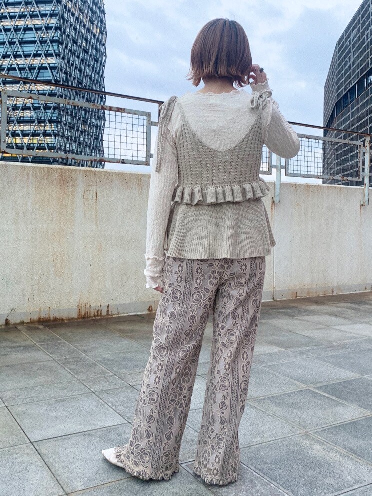 ベージュ系のその他パンツ、ホワイト系のその他シューズ、ベージュ系のニット/セーターを着用したレディースの春コーディネートの3枚目の写真