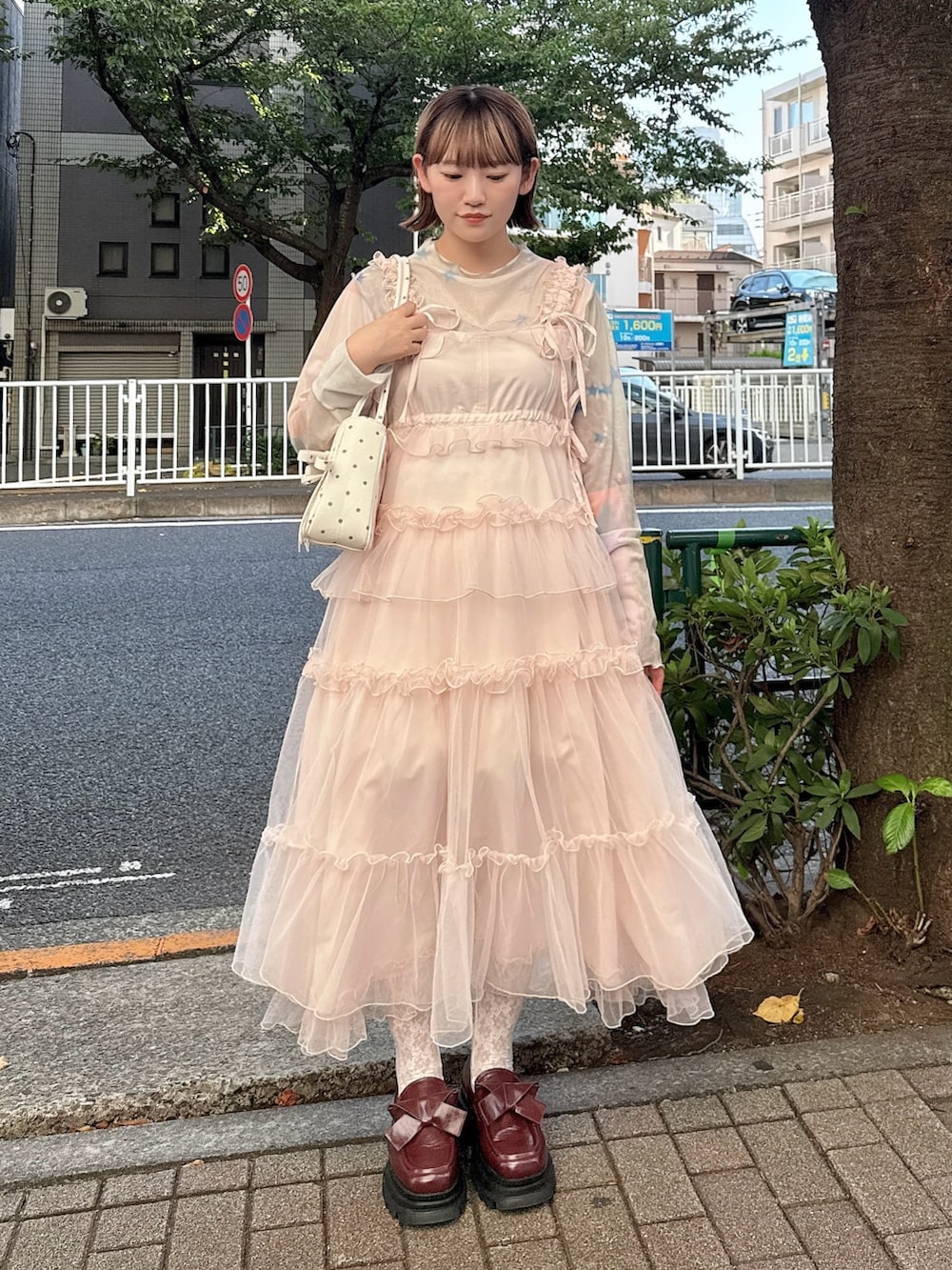 ピンク系のTシャツ/カットソー、ピンク系のワンピース、その他のハンドバッグを着用したレディースの夏コーディネートの2枚目の写真
