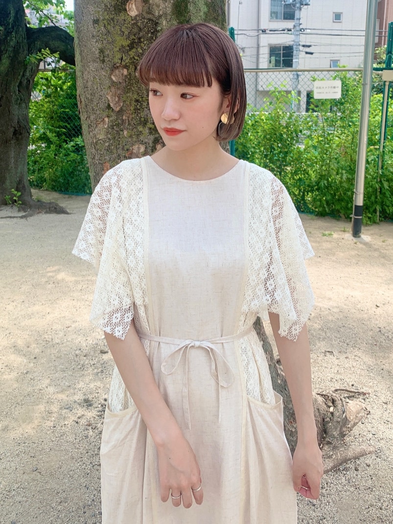 ベージュ系のパンプス、ホワイト系のワンピースを着用したレディースの春コーディネートの5枚目の写真
