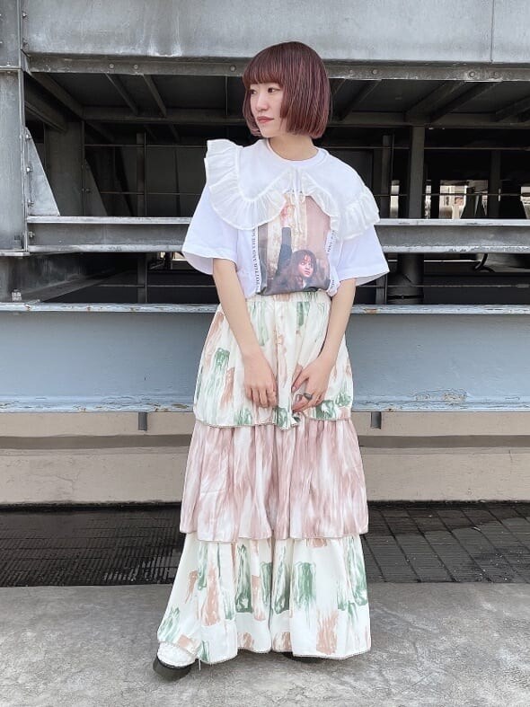 ホワイト系のその他シューズ、ブラウン系のスカート、ホワイト系のTシャツ/カットソーを着用したレディースの春コーディネートの3枚目の写真