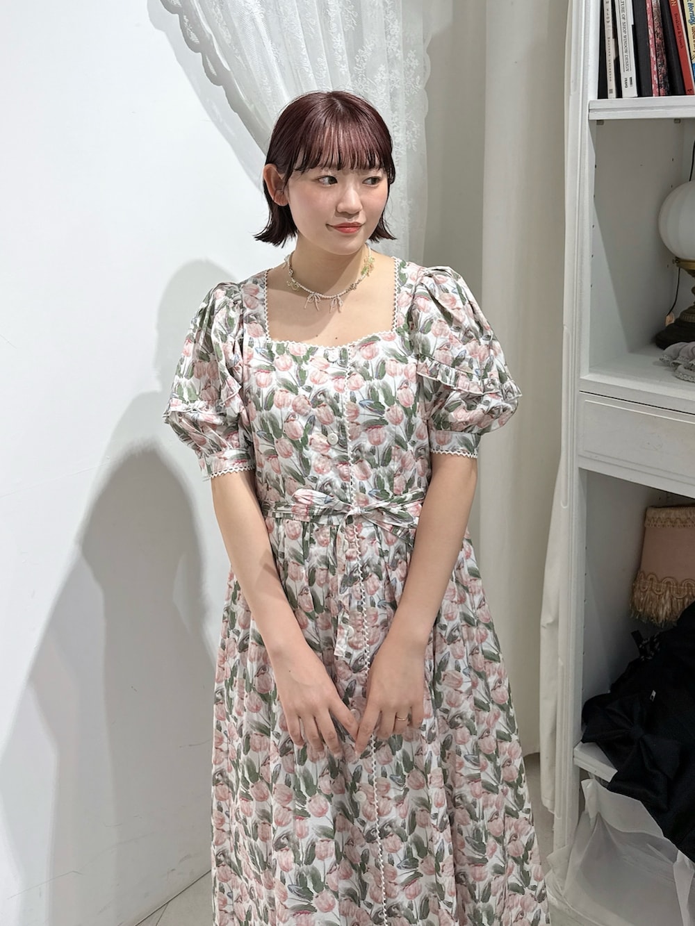 ホワイト系のワンピース、ホワイト系のバレエシューズを着用したレディースの春コーディネートの4枚目の写真