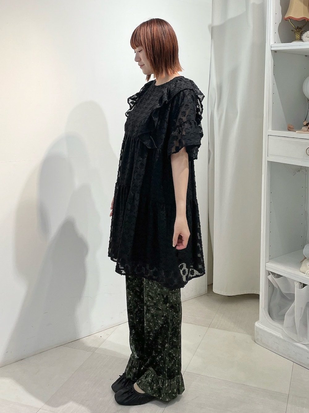 ブラック系のワンピース、グリーン系のスラックス、ブラック系のバレエシューズを着用したレディースの夏コーディネートの3枚目の写真