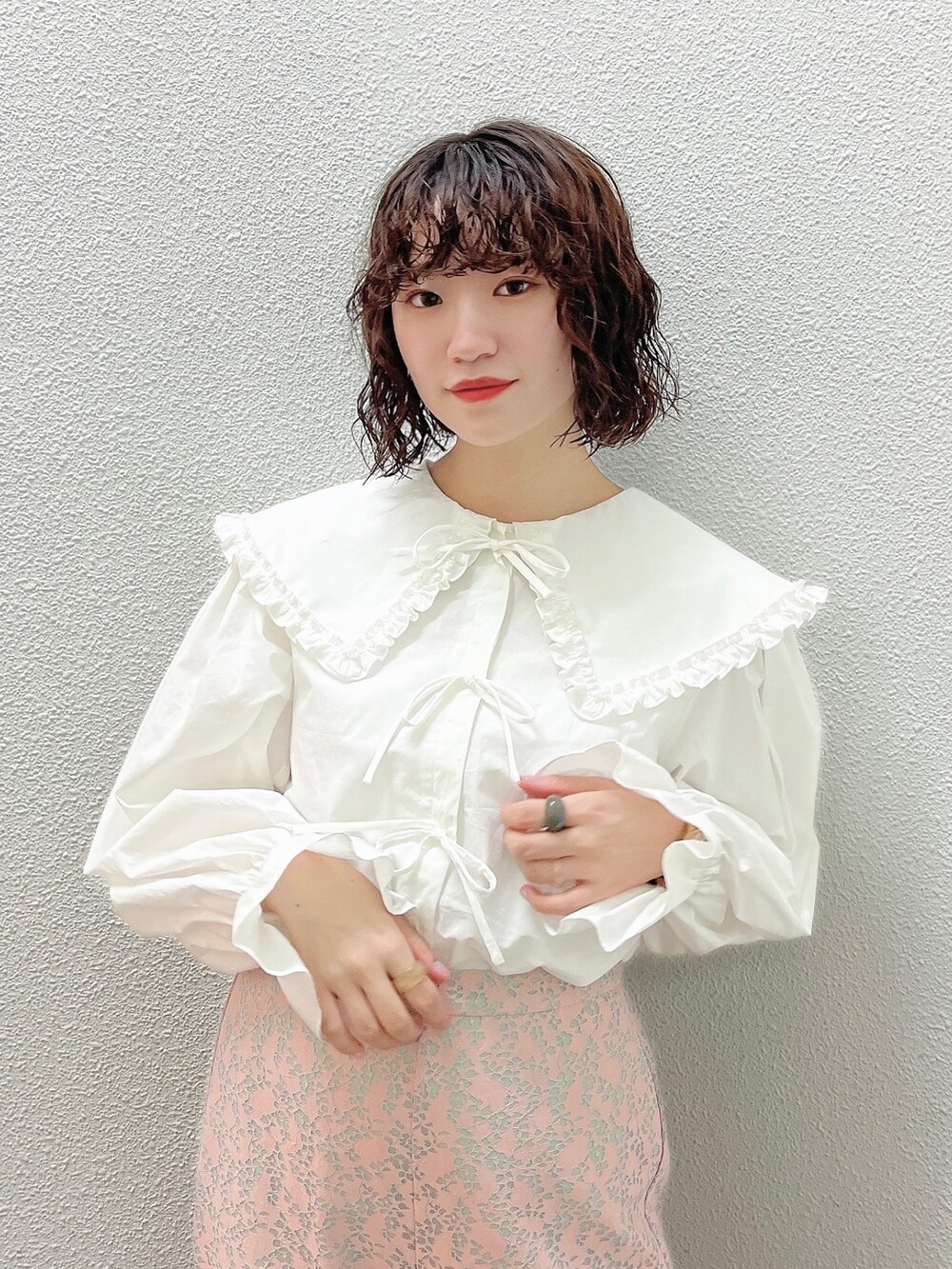 ピンク系のその他パンツ、ホワイト系のシャツ/ブラウス、ホワイト系のパンプスを着用したレディースの冬コーディネートの4枚目の写真