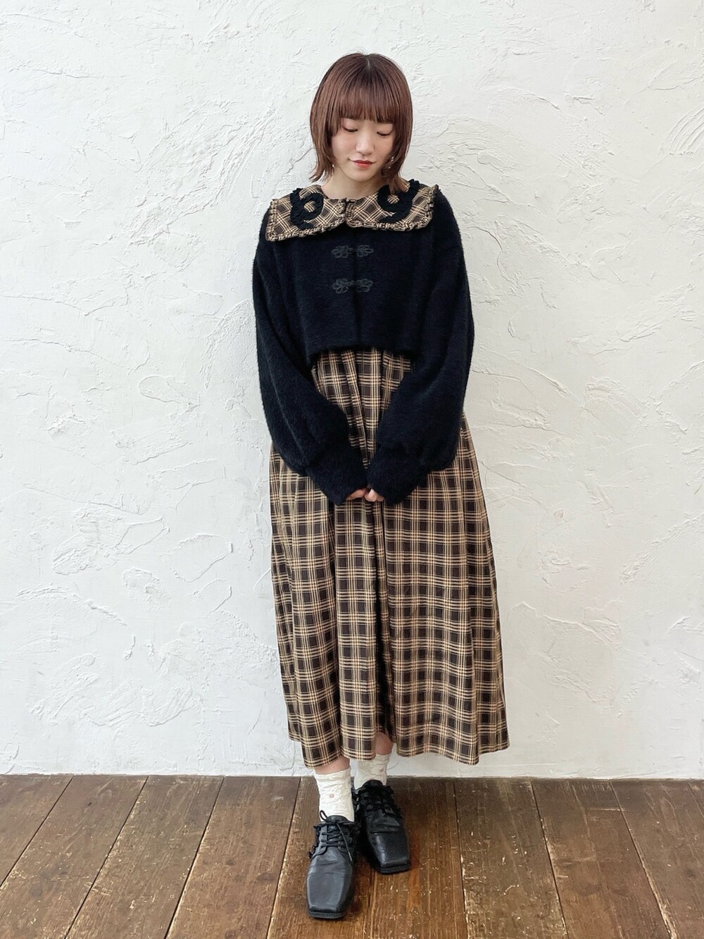 ブラウン系のワンピース、ブラック系のカーディガン/ボレロ、ブラック系のローファーを着用したレディースの夏コーディネートの2枚目の写真