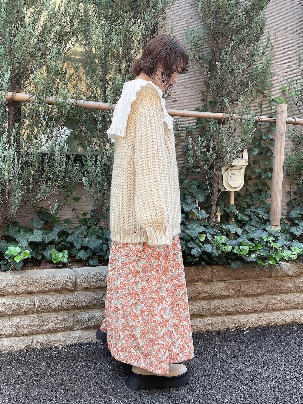 ホワイト系のニット/セーター、ホワイト系のシャツ/ブラウス、オレンジ系のワンピースを着用したレディースの秋コーディネートの4枚目の写真