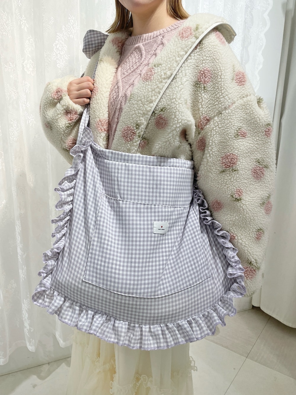 ピンク系のブルゾン、ピンク系のニット/セーター、その他のショルダーバッグを着用したレディースの冬コーディネートの3枚目の写真