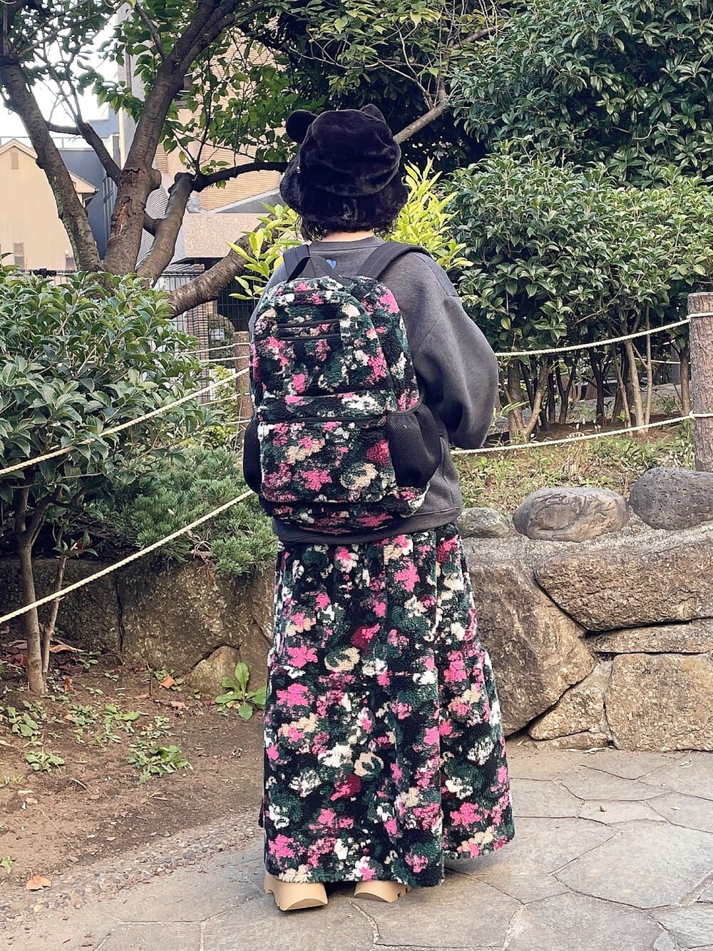 ブラック系のバックパック/リュック、ブラック系のスカート、グレー系のスウェットを着用したレディースの秋コーディネートの3枚目の写真