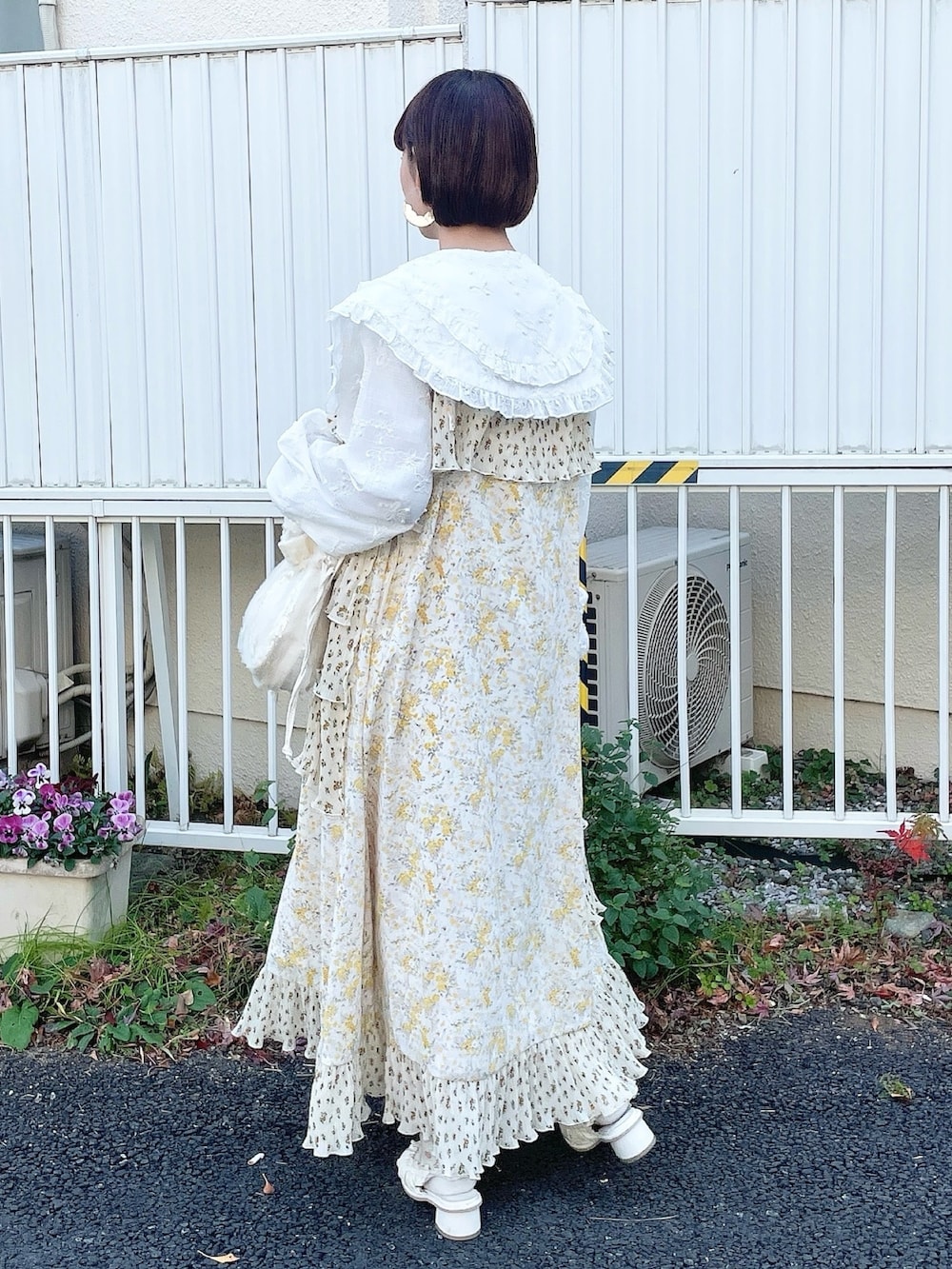 ホワイト系のシャツ/ブラウス、その他のワンピース、ホワイト系のショルダーバッグを着用したレディースの冬コーディネートの3枚目の写真