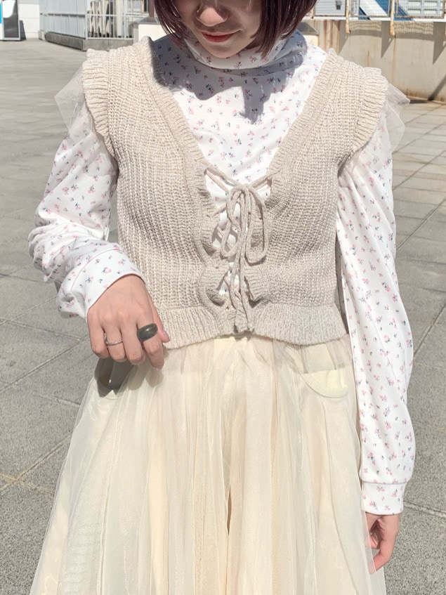 ホワイト系のその他シューズ、ホワイト系のニット/セーターを着用したレディースの春コーディネートの4枚目の写真