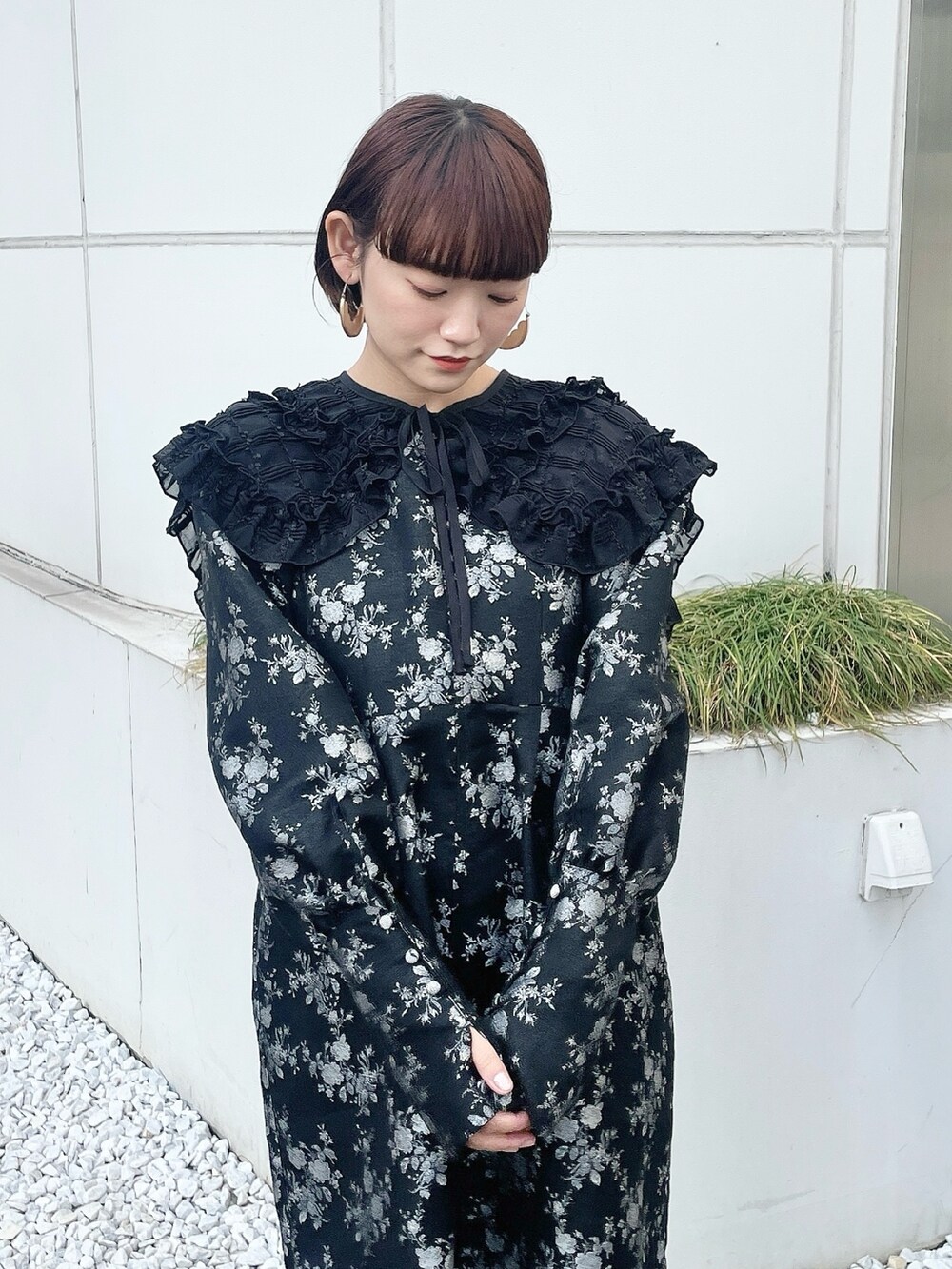 ブラック系のワンピース、ホワイト系のバレエシューズ、ブラック系の付け襟を着用したレディースの冬コーディネートの4枚目の写真