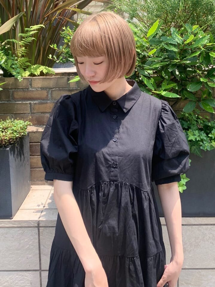 ブラック系のワンピース、ブラック系のワンピースを着用したレディースの夏コーディネートの3枚目の写真