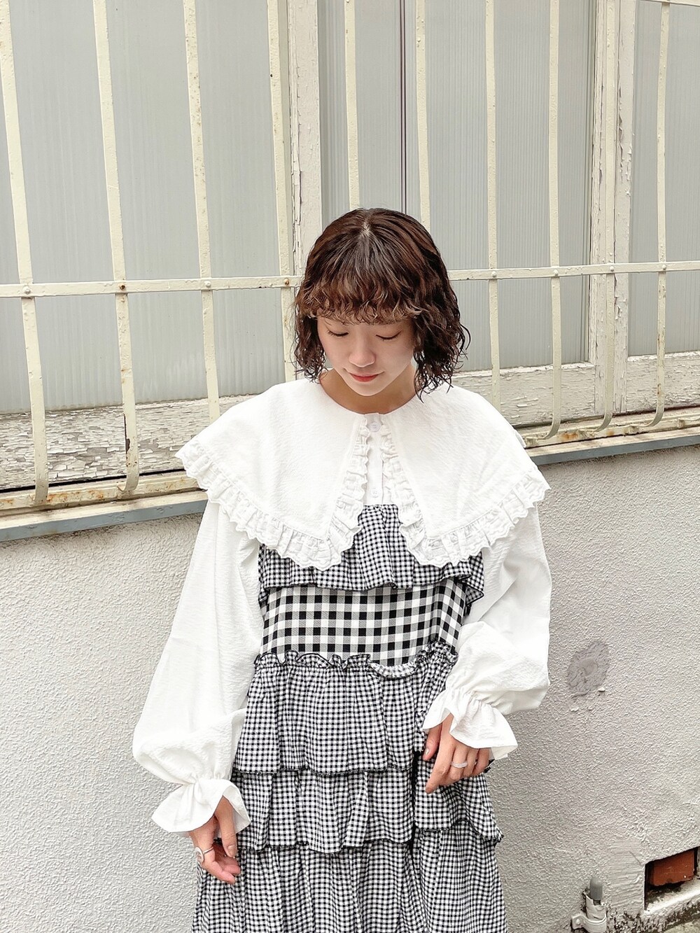 その他のワンピース、ホワイト系のシャツ/ブラウス、ピンク系のパンプスを着用したレディースの冬コーディネートの5枚目の写真