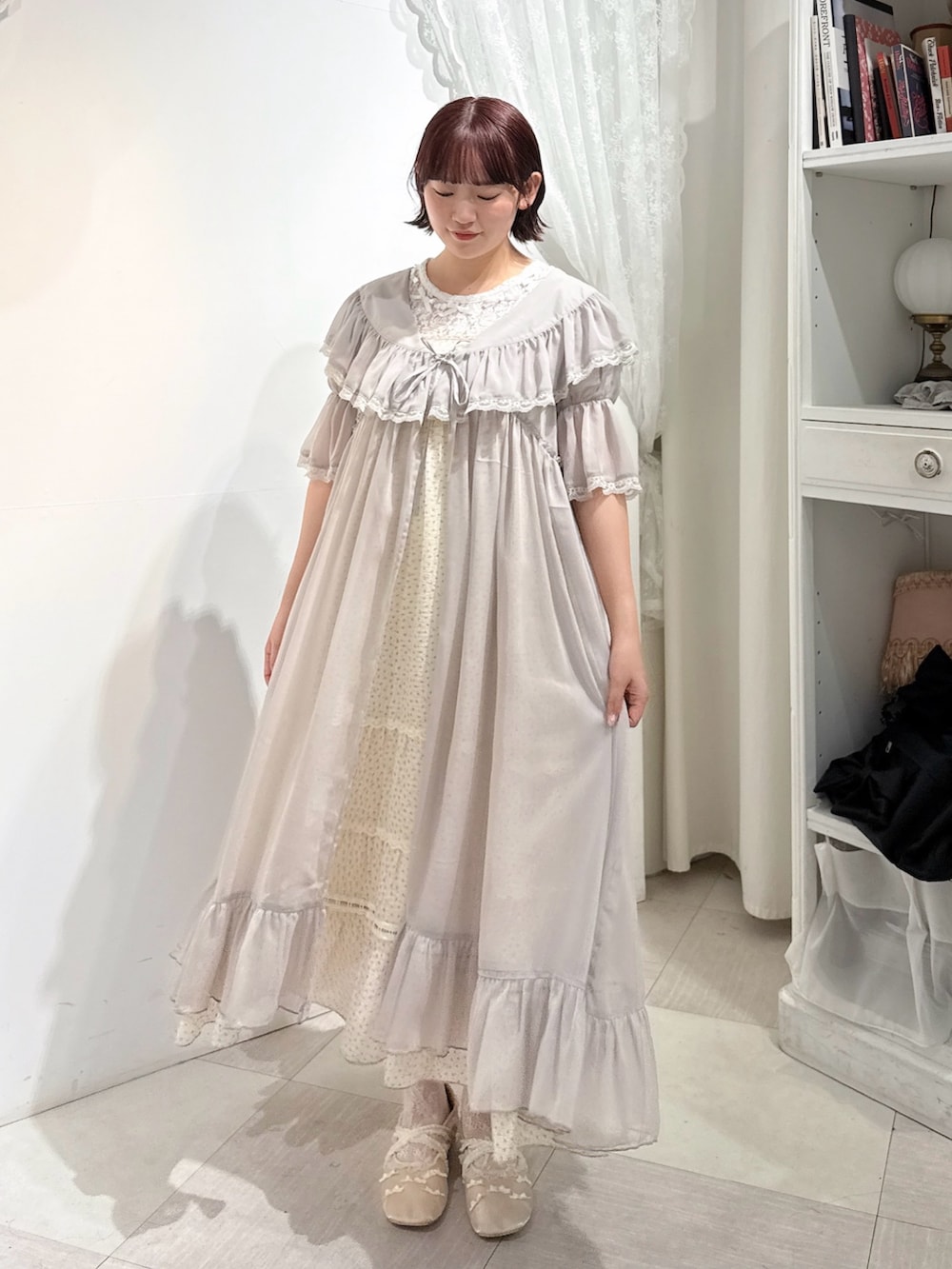 ホワイト系のTシャツ/カットソー、グレー系のワンピース、ホワイト系のワンピースを着用したレディースの春コーディネートの2枚目の写真