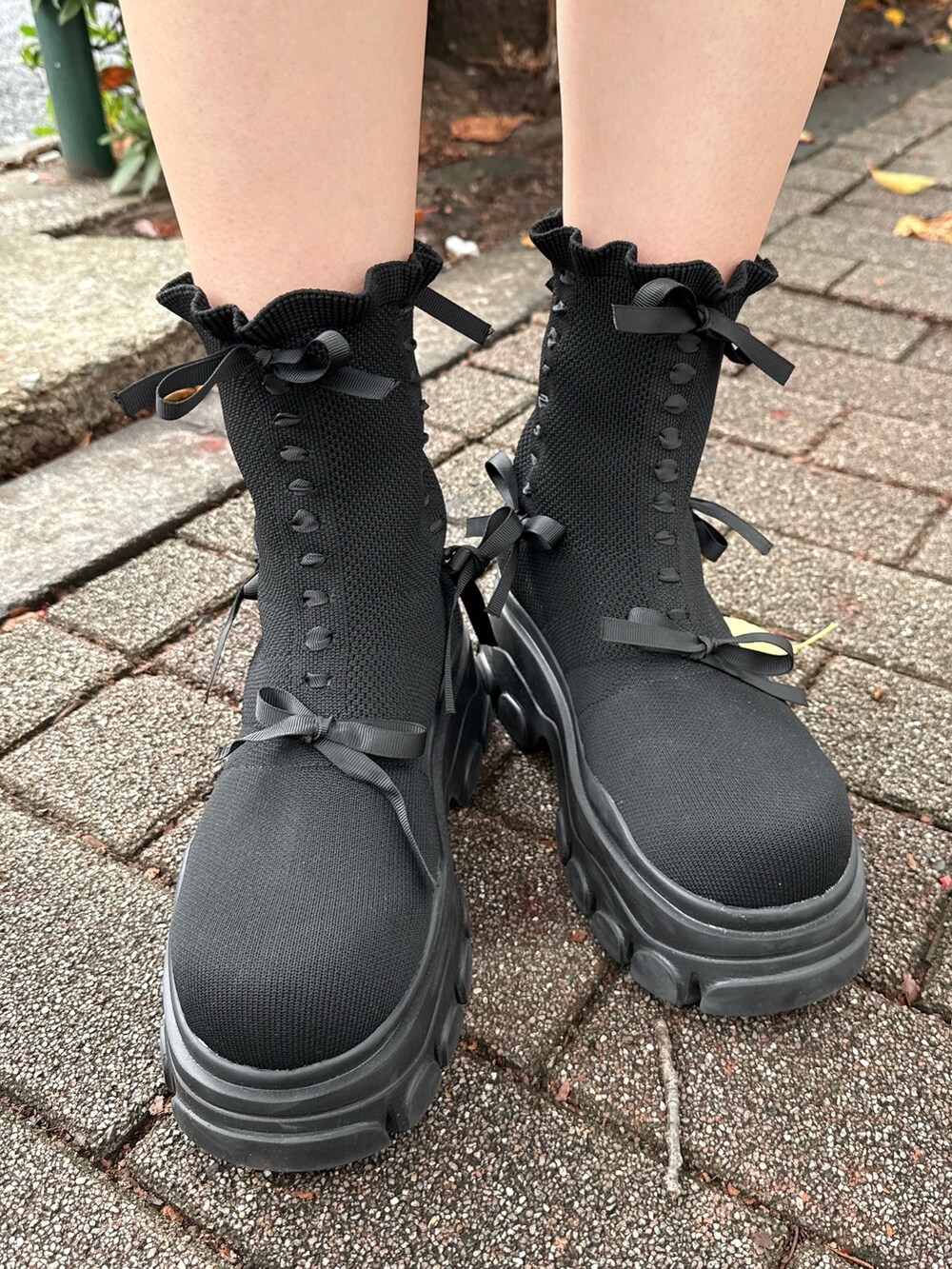 ブラック系のシャツ/ブラウス、ブラウン系のワンピース、ベージュ系のショルダーバッグを着用したレディースの秋コーディネートの7枚目の写真