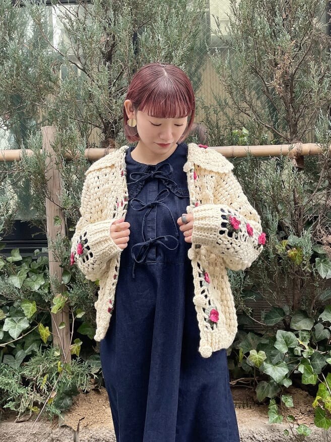 ブルー系のワンピース、ピンク系のその他シューズ、イエロー系のカーディガン/ボレロを着用したレディースの冬コーディネートの4枚目の写真