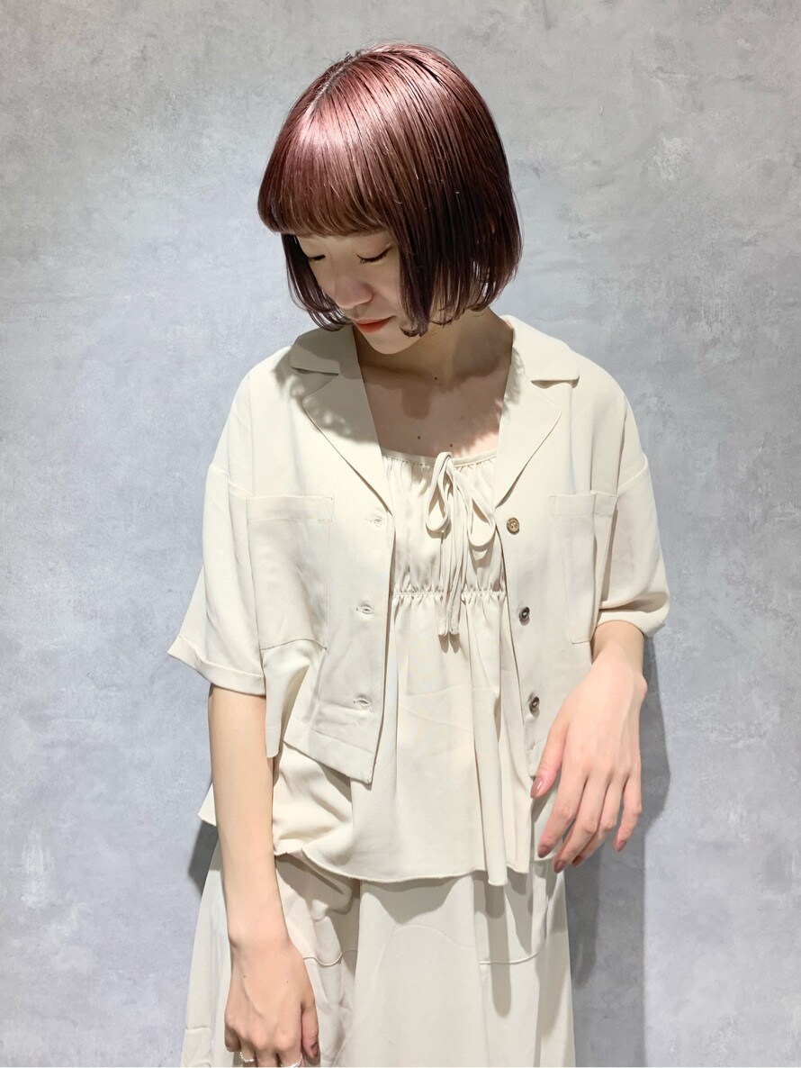 ホワイト系のシャツ/ブラウス、ホワイト系のスカート、ホワイト系のその他シューズを着用したレディースの春コーディネートの6枚目の写真