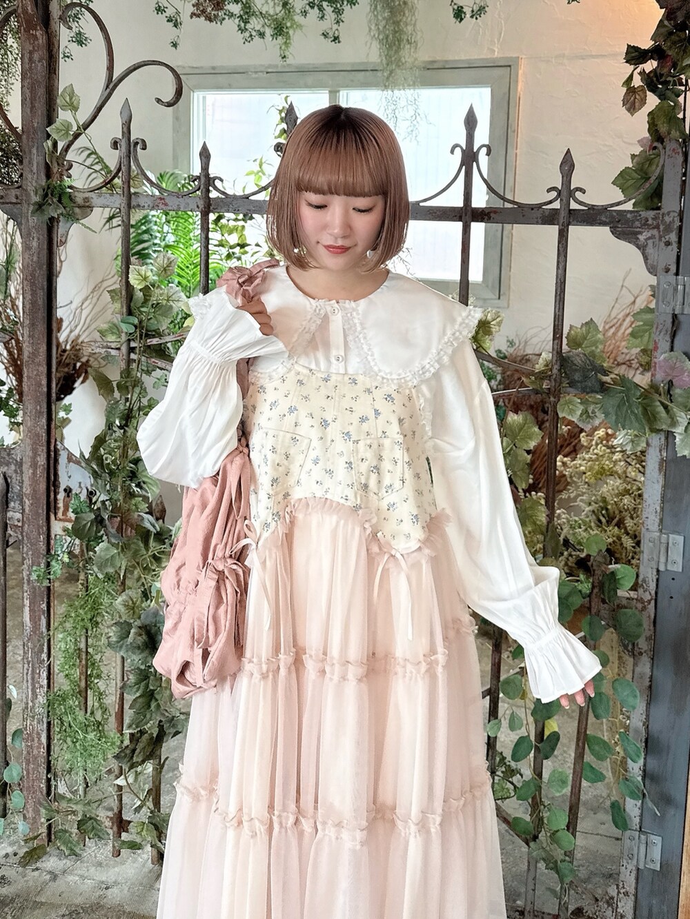 ホワイト系のシャツ/ブラウス、ピンク系のトートバッグ、ピンク系のワンピースを着用したレディースの春コーディネートの4枚目の写真