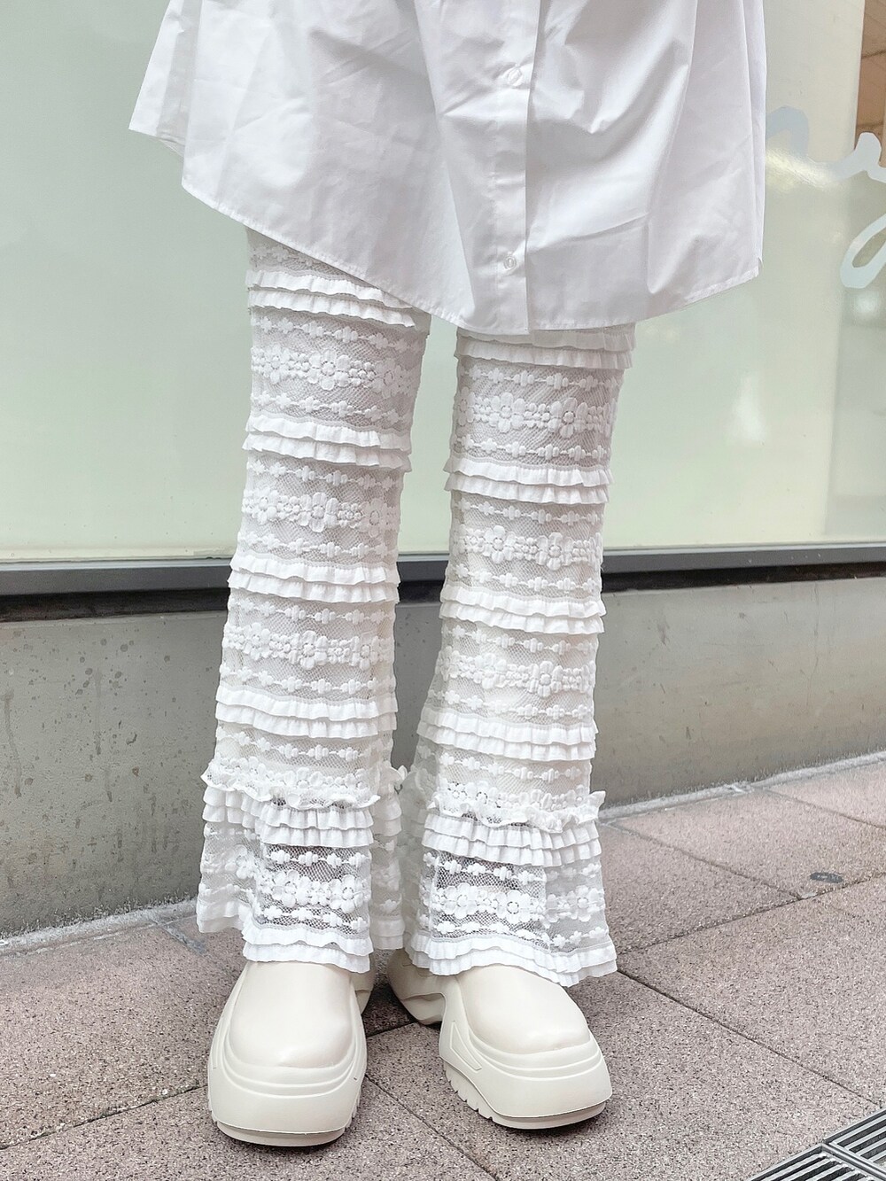 ベージュ系のワンピース、ホワイト系のスニーカー、ホワイト系のスウェットパンツを着用したレディースの秋コーディネートの6枚目の写真