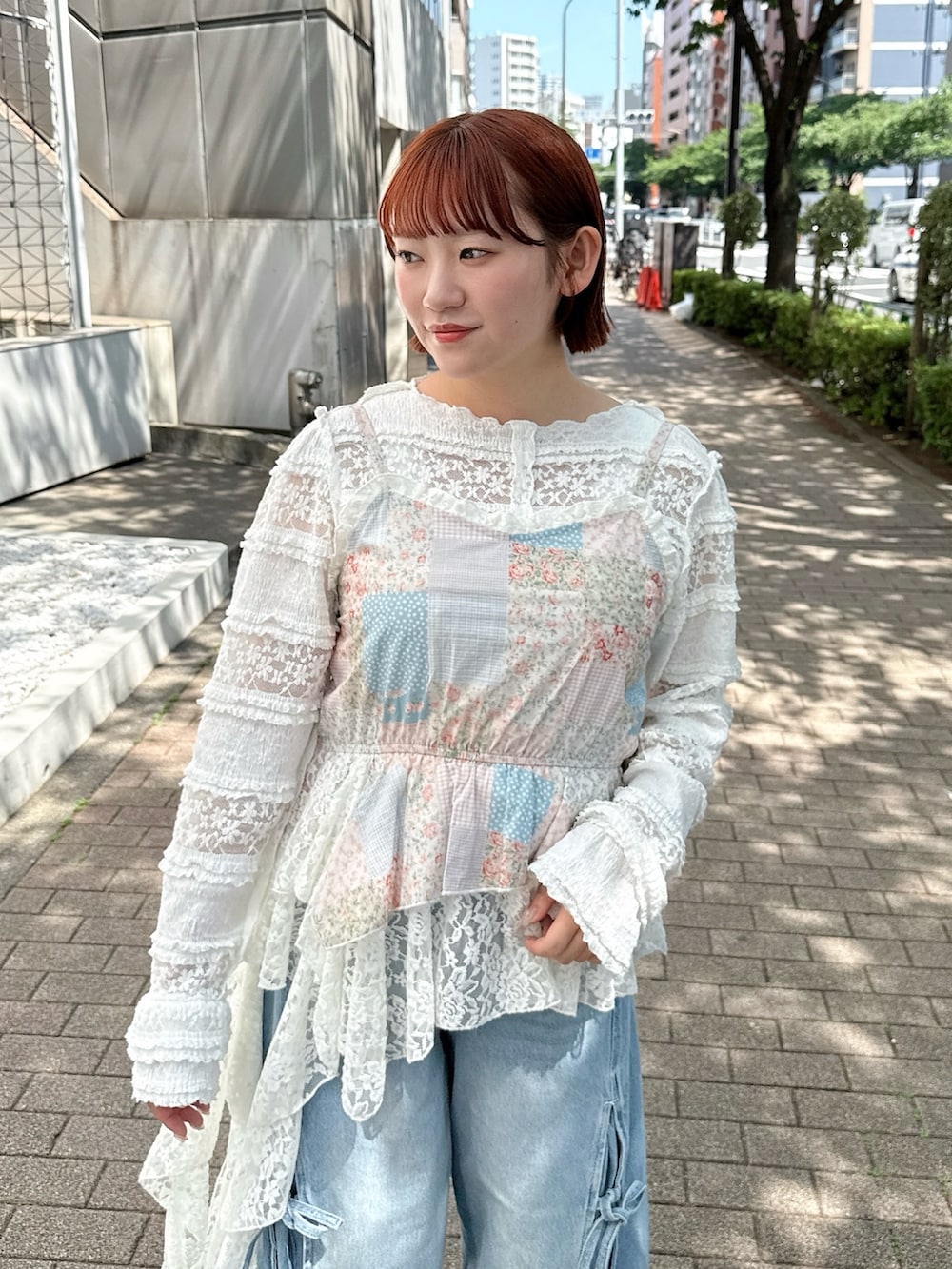 ホワイト系のTシャツ/カットソー、ピンク系のキャミソール、ブルー系のデニムパンツを着用したレディースの春コーディネートの5枚目の写真