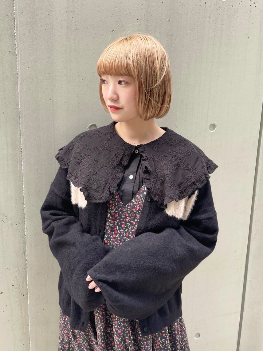 ブラック系のカーディガン/ボレロ、ブラック系のワンピース、ブラック系のその他シューズを着用したレディースの秋コーディネートの5枚目の写真