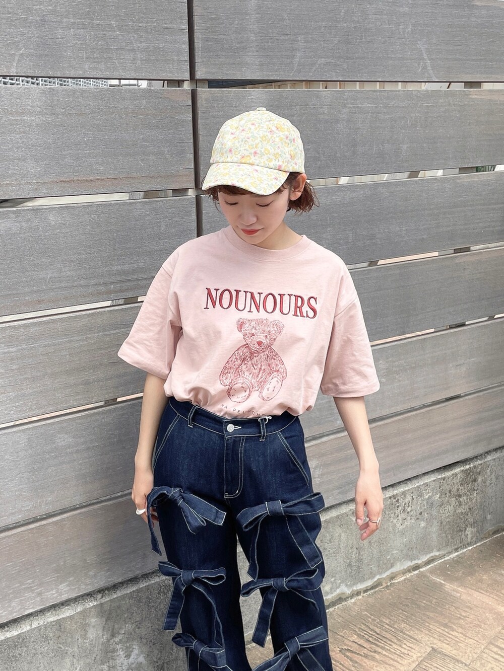 ピンク系のTシャツ/カットソー、ホワイト系のトートバッグ、ブルー系のデニムパンツを着用したレディースの春コーディネートの5枚目の写真