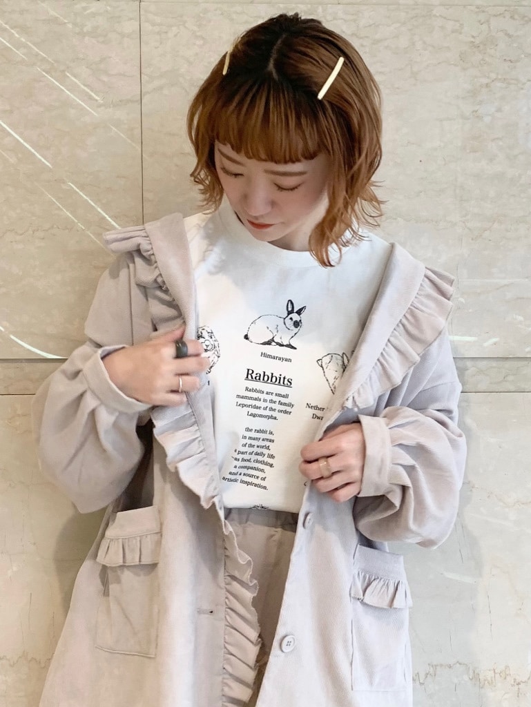 グレー系のテーラードジャケット、ブラック系のその他シューズを着用したレディースの春コーディネートの5枚目の写真