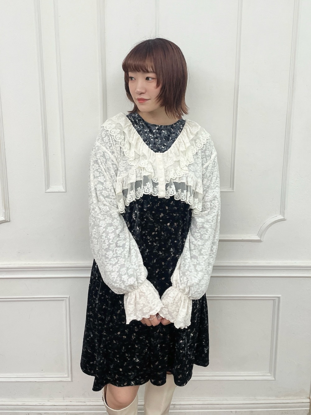 ホワイト系のシャツ/ブラウス、ブラック系のワンピース、ホワイト系のブーツを着用したレディースの夏コーディネートの5枚目の写真