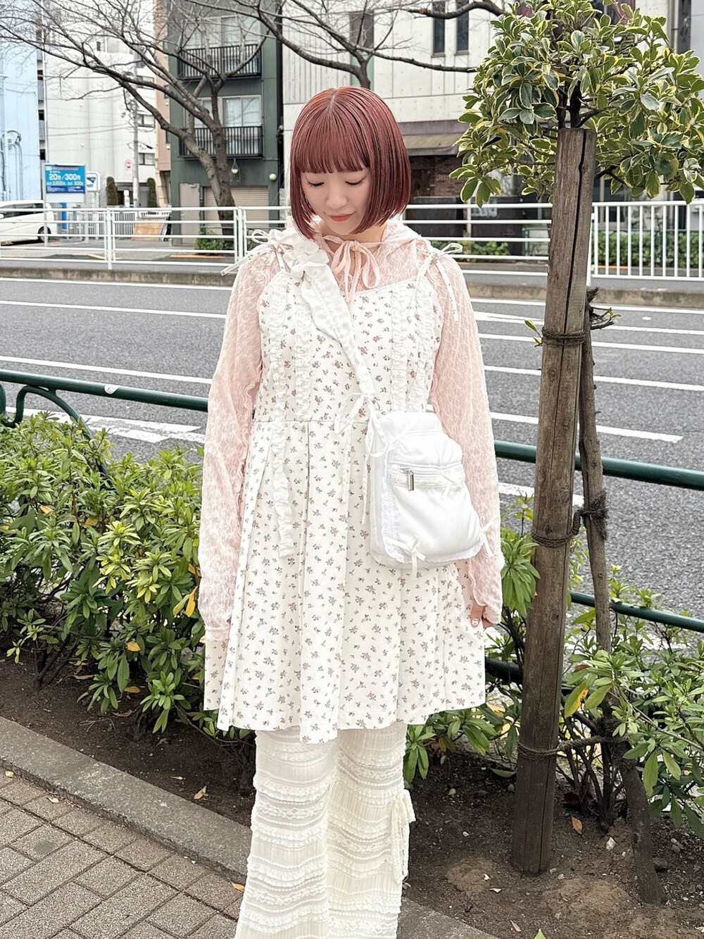 ホワイト系のローファー、ホワイト系のワンピース、ピンク系のTシャツ/カットソーを着用したレディースの春コーディネートの4枚目の写真
