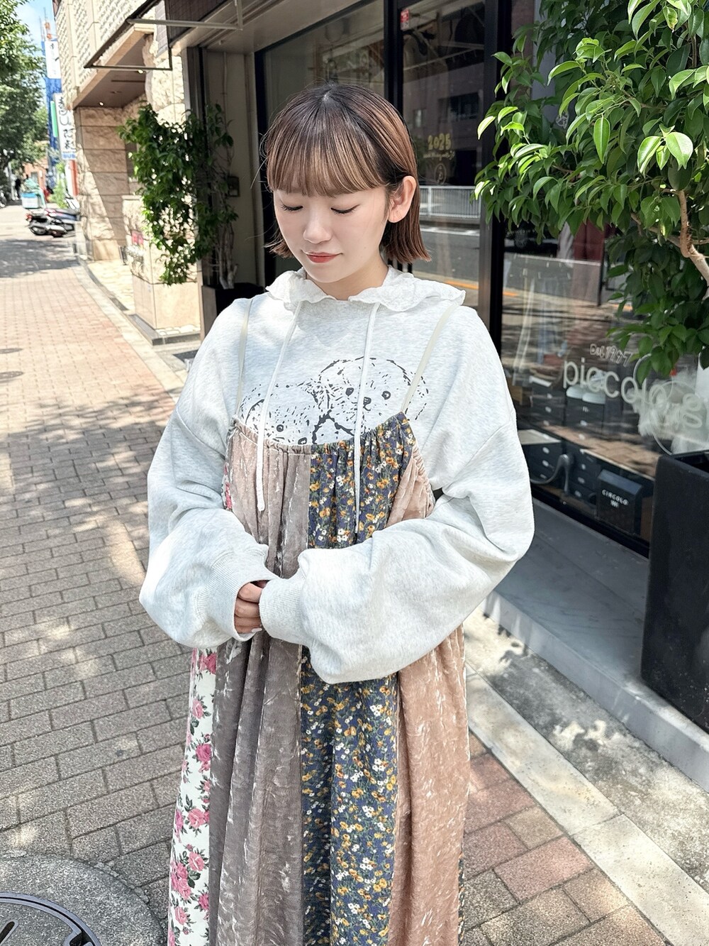 ピンク系のワンピース、グレー系のスウェット、ホワイト系のTシャツ/カットソーを着用したレディースの夏コーディネートの5枚目の写真