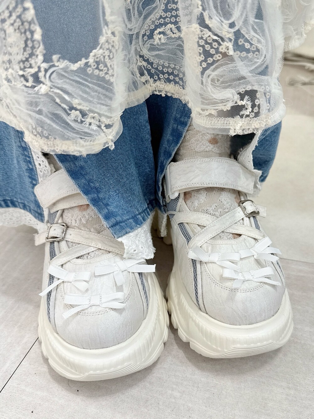 その他のハンドバッグ、ホワイト系のワンピース、ホワイト系のTシャツ/カットソーを着用したレディースの夏コーディネートの10枚目の写真