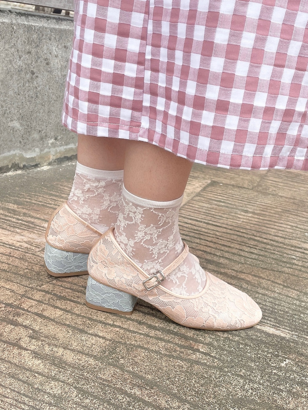 ピンク系のワンピース、ホワイト系のトートバッグ、ピンク系のパンプスを着用したレディースの夏コーディネートの6枚目の写真