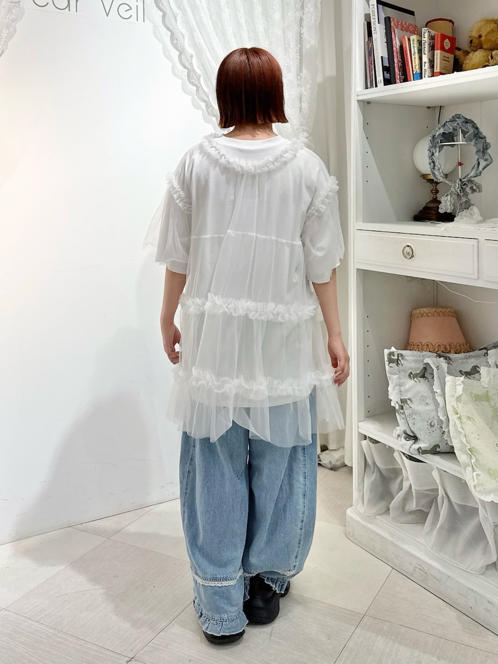 ホワイト系のTシャツ/カットソー、ホワイト系のチュニック、ブルー系のデニムパンツを着用したレディースの春コーディネートの3枚目の写真