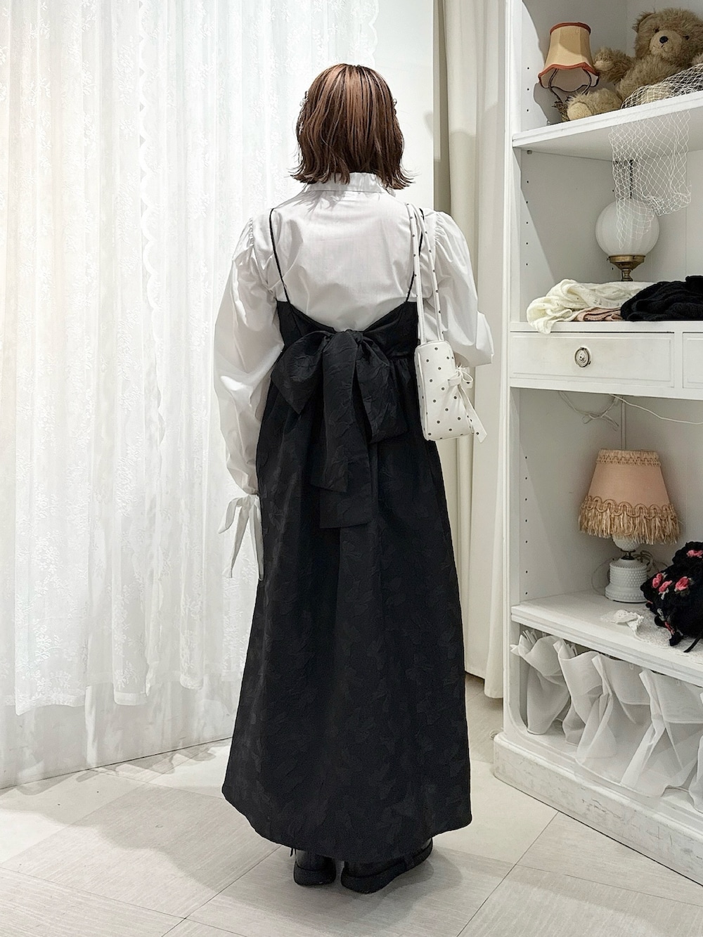 ホワイト系のシャツ/ブラウス、その他のハンドバッグ、ブラック系のパンプスを着用したレディースの夏コーディネートの3枚目の写真