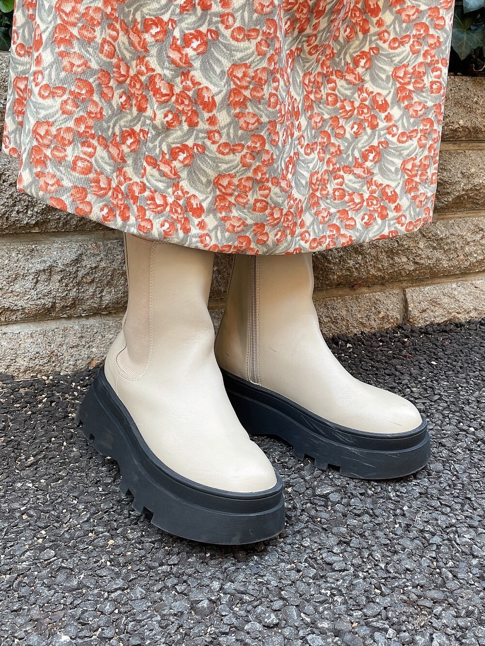 ホワイト系のニット/セーター、ホワイト系のシャツ/ブラウス、オレンジ系のワンピースを着用したレディースの秋コーディネートの7枚目の写真