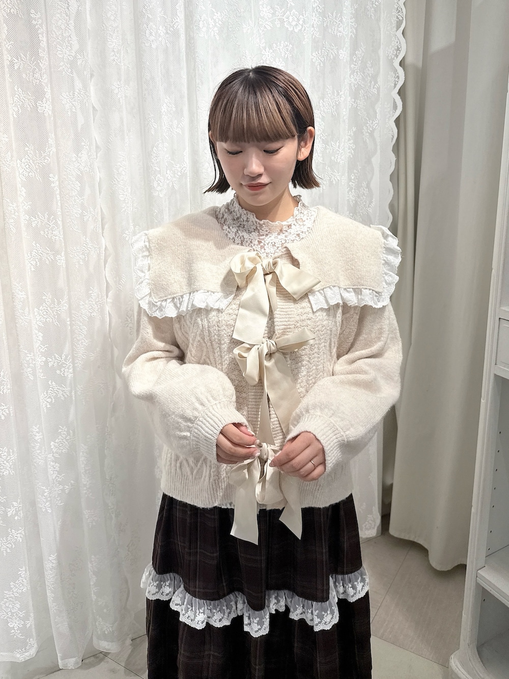 ホワイト系のカーディガン/ボレロ、ホワイト系のTシャツ/カットソー、ブラウン系のスカートを着用したレディースの夏コーディネートの3枚目の写真