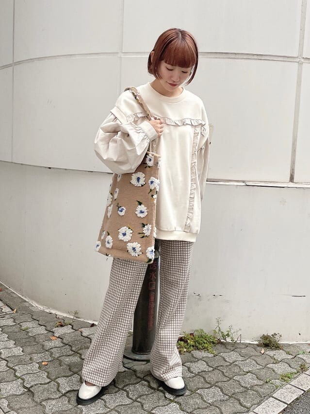 ベージュ系のその他パンツ、ホワイト系のパンプス、ベージュ系のトートバッグを着用したレディースの秋コーディネートの2枚目の写真