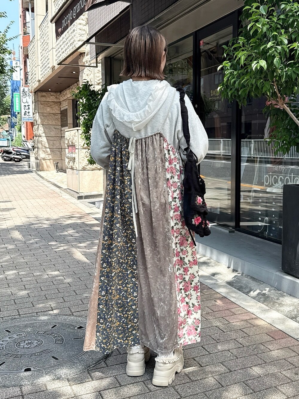 ピンク系のワンピース、グレー系のスウェット、ホワイト系のTシャツ/カットソーを着用したレディースの夏コーディネートの3枚目の写真