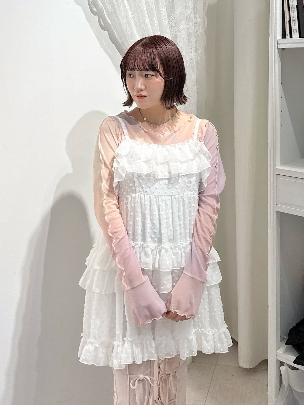 ピンク系のTシャツ/カットソー、ピンク系のその他パンツ、ホワイト系のバレエシューズを着用したレディースの春コーディネートの4枚目の写真