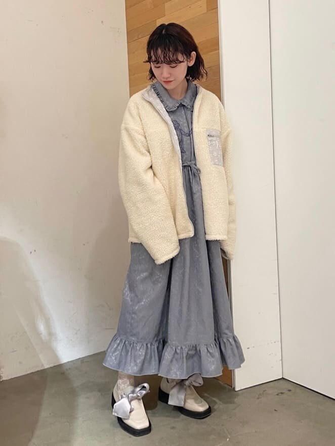 ホワイト系のモカシン/デッキシューズ、パープル系のその他アウター、ブルー系のワンピースを着用したレディースの秋コーディネートの2枚目の写真