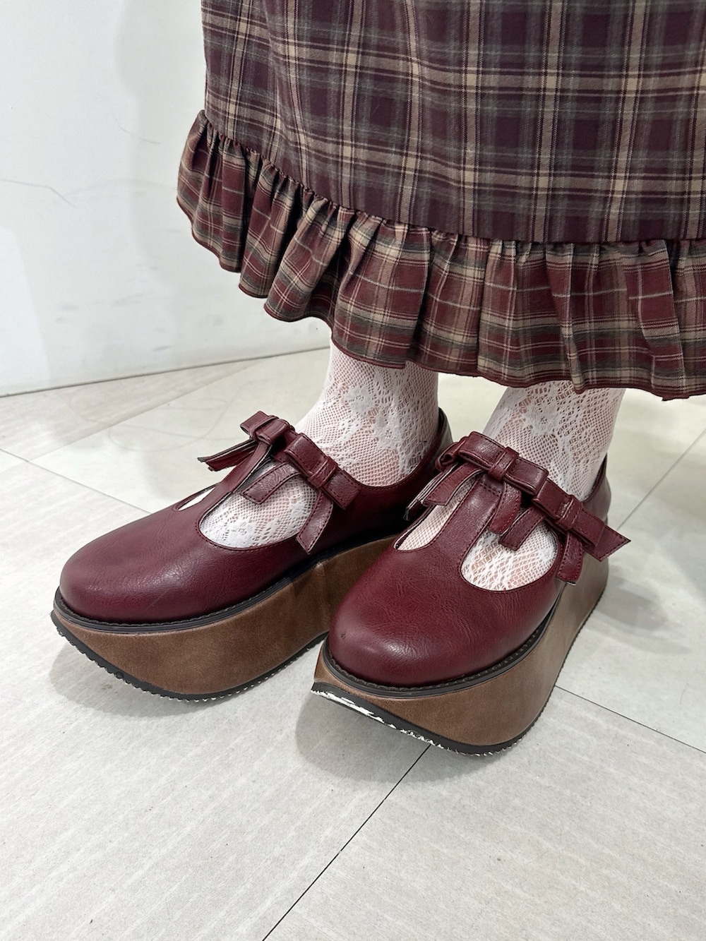 ベージュ系のシャツ/ブラウス、ピンク系のベスト、レッド系のスカートを着用したレディースの夏コーディネートの7枚目の写真