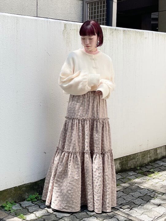 ホワイト系のカーディガン/ボレロ、ホワイト系のブーツ、ピンク系のニット/セーターを着用したレディースの夏コーディネートの2枚目の写真