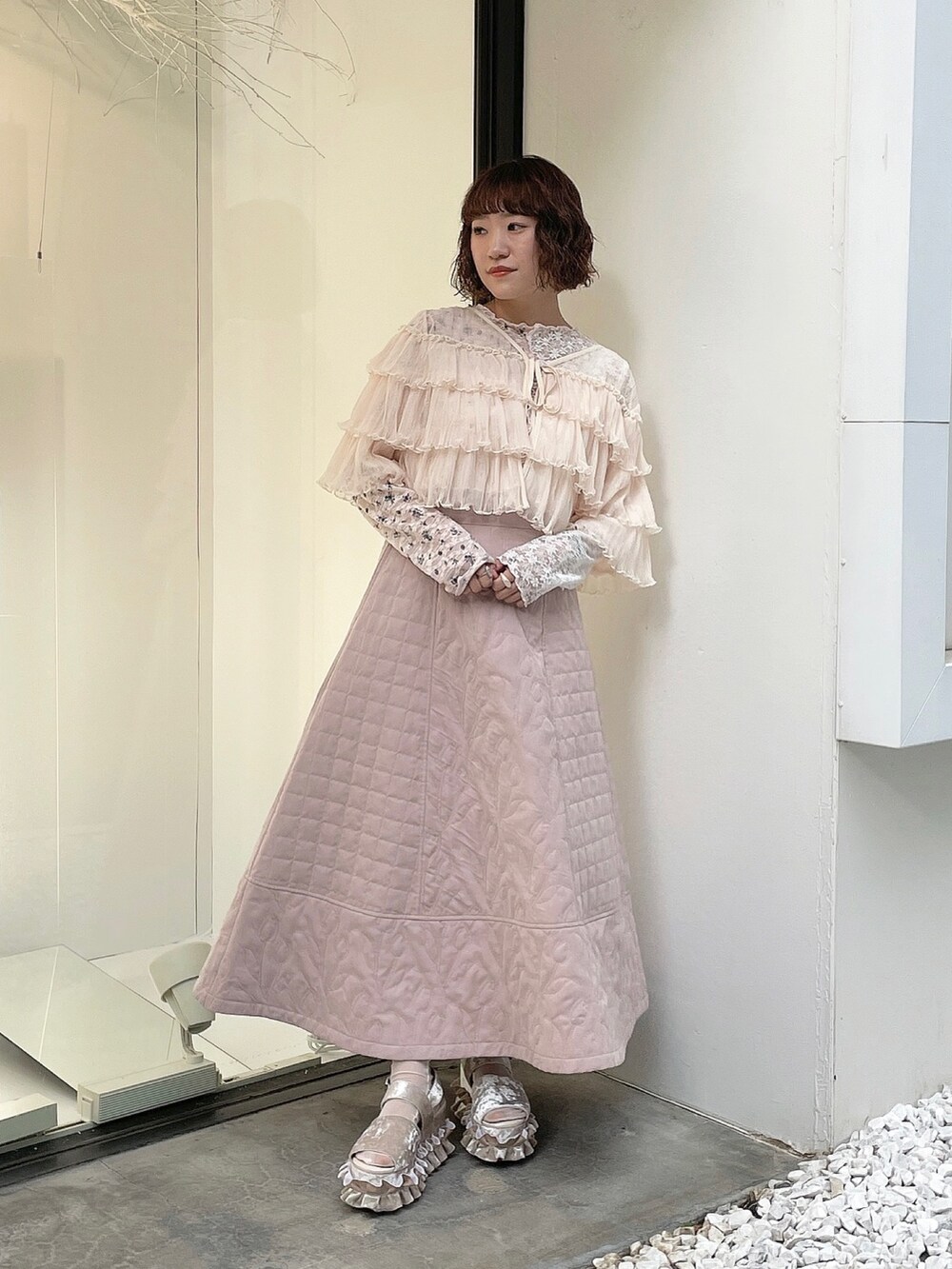 ホワイト系のカーディガン/ボレロ、ピンク系のTシャツ/カットソー、ピンク系のスカートを着用したレディースの夏コーディネートの3枚目の写真