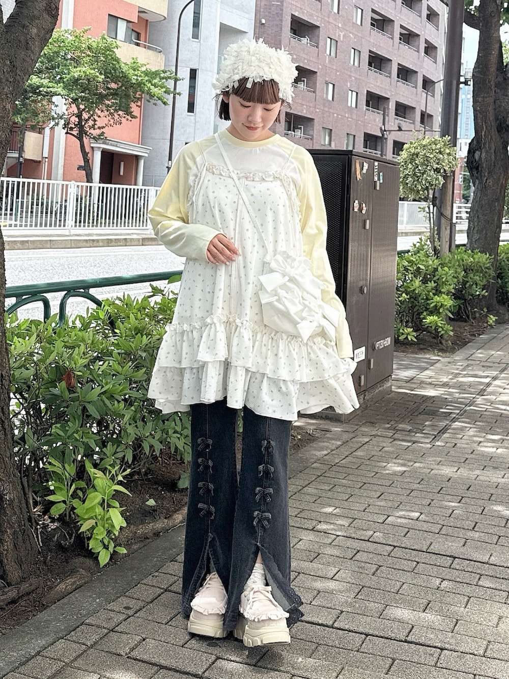 イエロー系のTシャツ/カットソー、ブラック系のデニムパンツ、ピンク系のローファーを着用したレディースの夏コーディネートの2枚目の写真