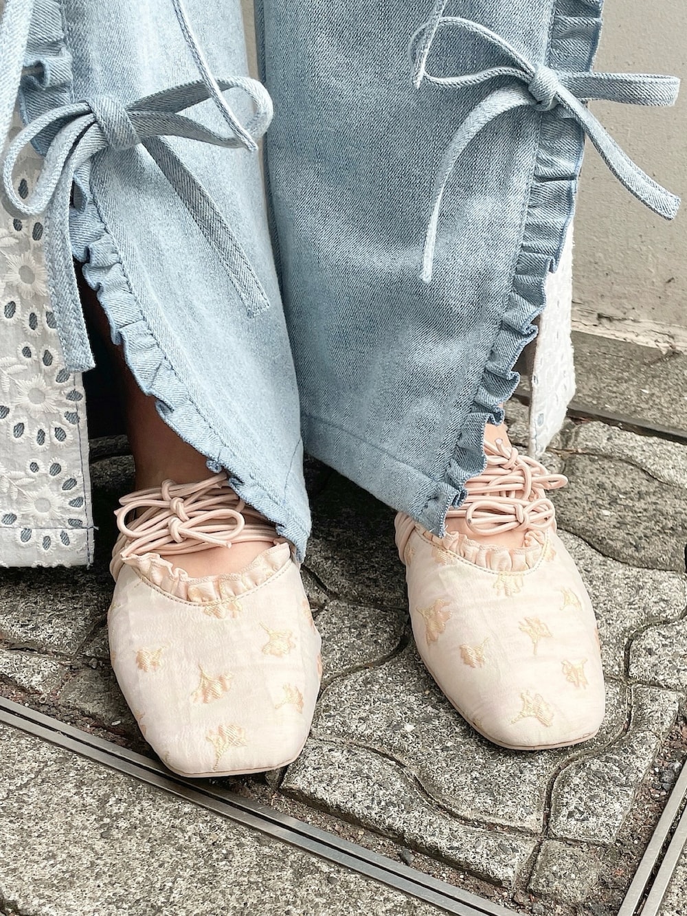 ピンク系のシャツ/ブラウス、ブルー系のデニムパンツ、ゴールド系のバレエシューズを着用したレディースの冬コーディネートの8枚目の写真