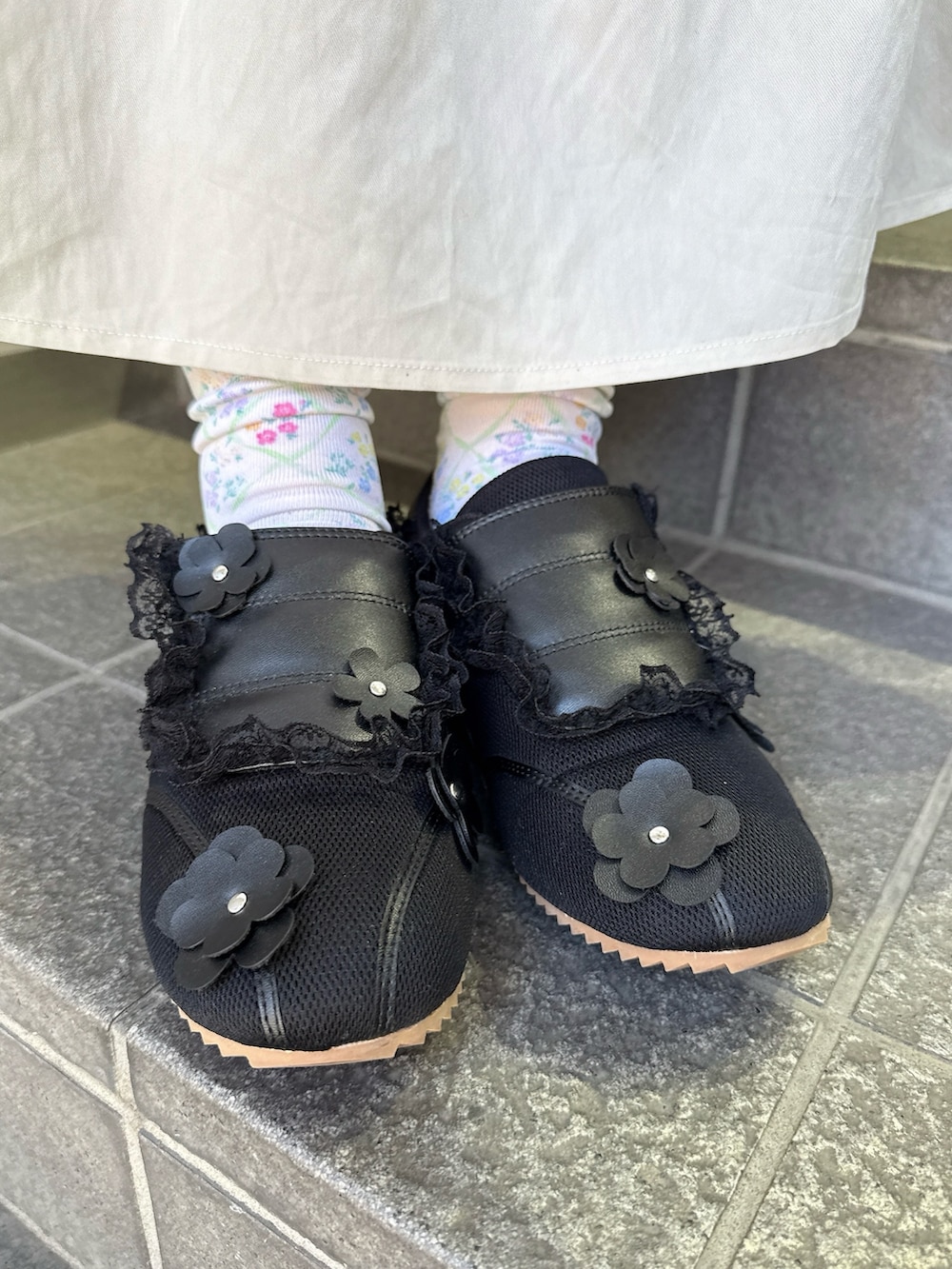 ベージュ系のワンピース、ブラック系のシャツ/ブラウス、ブラック系のショルダーバッグを着用したレディースの冬コーディネートの6枚目の写真