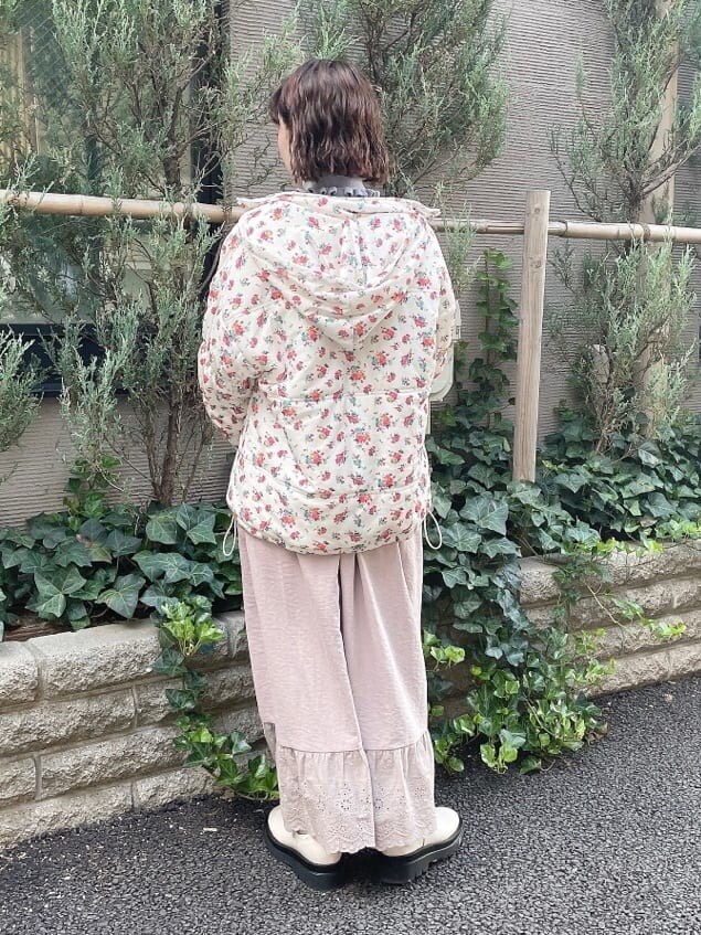 ホワイト系のブーツ、ブルー系のニット/セーター、ホワイト系のナイロンジャケットを着用したレディースの秋コーディネートの2枚目の写真