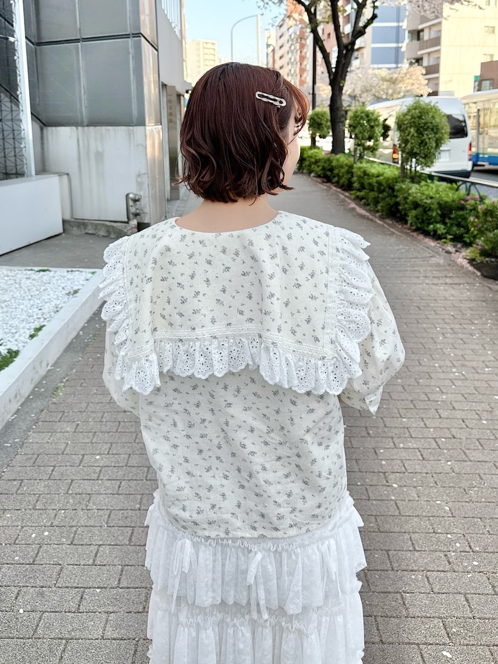 その他のシャツ/ブラウス、ピンク系のハンドバッグ、ホワイト系のスカートを着用したレディースの春コーディネートの5枚目の写真