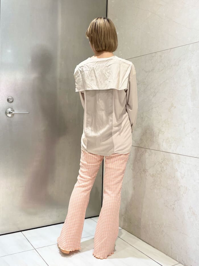 オレンジ系のその他パンツ、ベージュ系のパンプス、ベージュ系のTシャツ/カットソーを着用したレディースの夏コーディネートの3枚目の写真