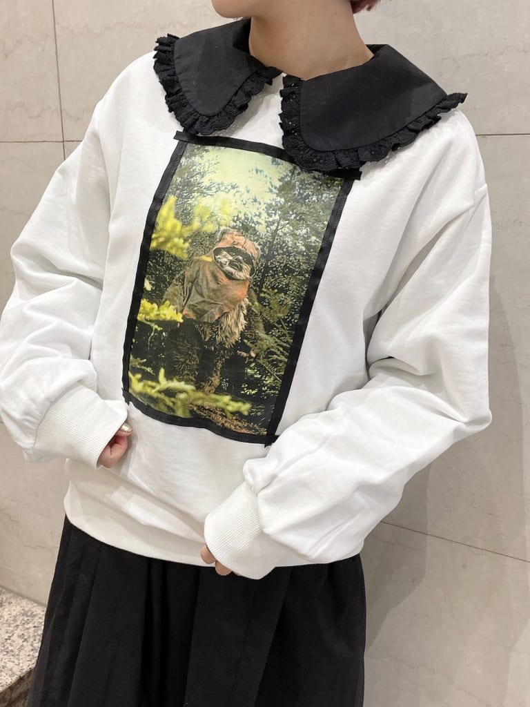 ブラック系のブーツ、ブラック系のワンピース、ホワイト系のTシャツ/カットソーを着用したレディースの冬コーディネートの5枚目の写真