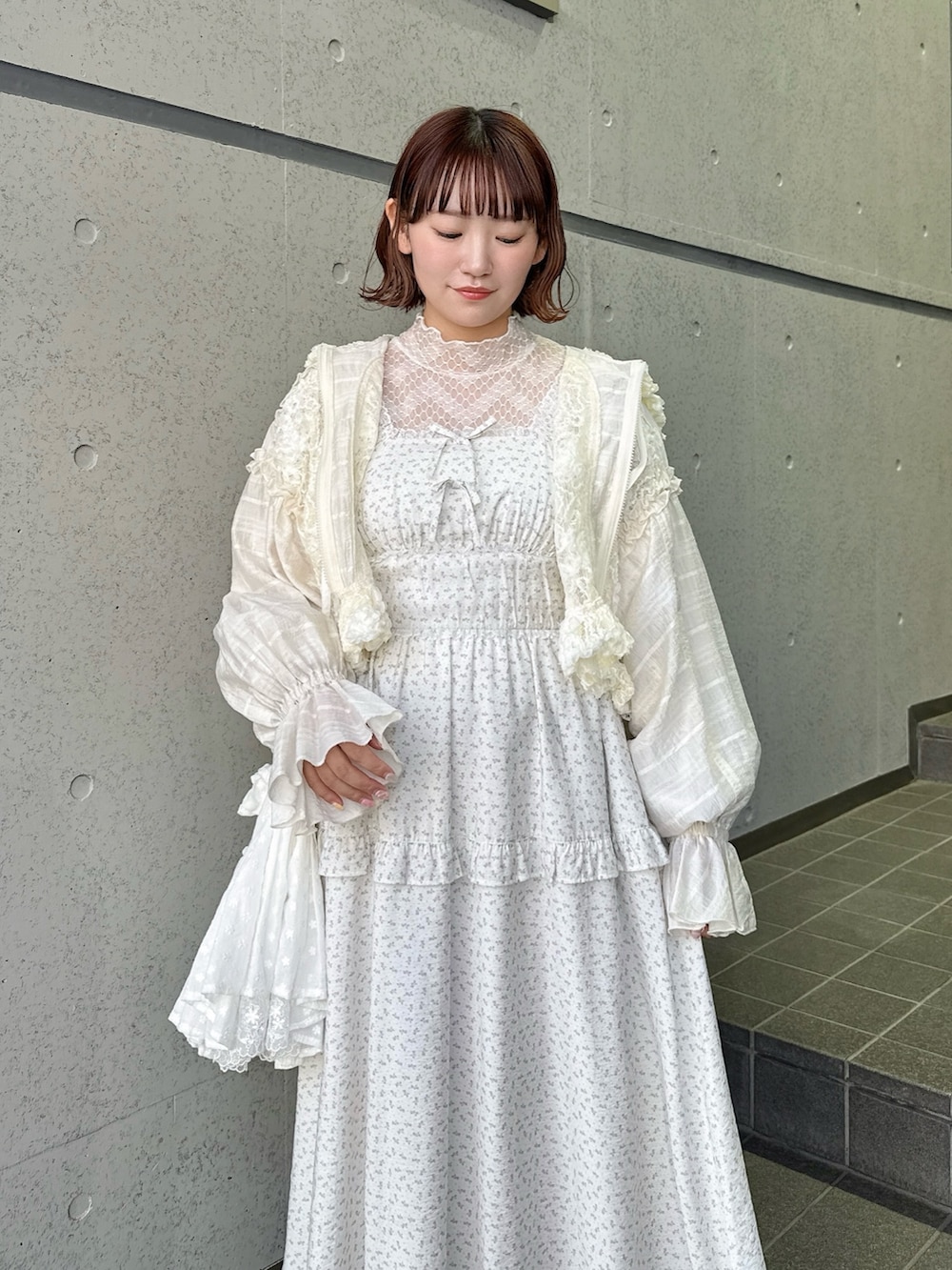 ホワイト系のTシャツ/カットソー、ホワイト系のワンピース、ホワイト系のブルゾンを着用したレディースの冬コーディネートの4枚目の写真